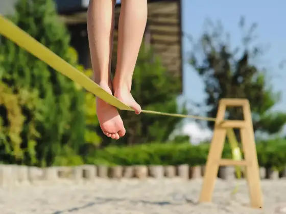 Slackline sicher befestigen - worauf es bei Anker und Bäumen ankommt